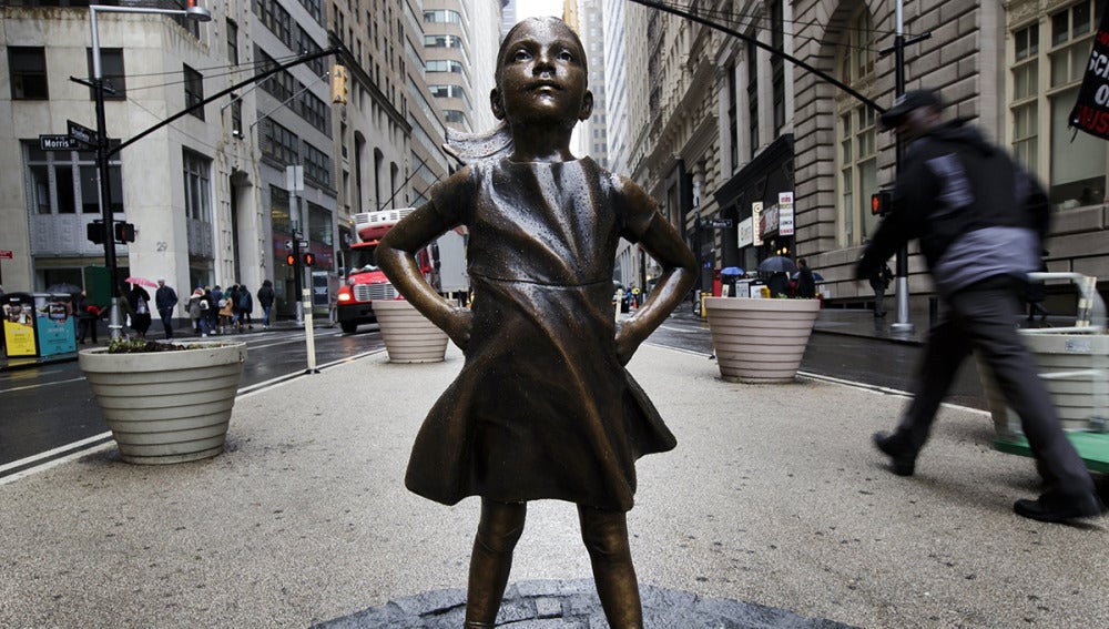 Figura de bronce de una niña junto al toro de Wall Street