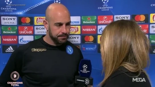 Pepe Reina atiende a Susana Guasch Pepe Reina atiende a Susana Guasch