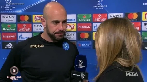 Pepe Reina atiende a Susana Guasch