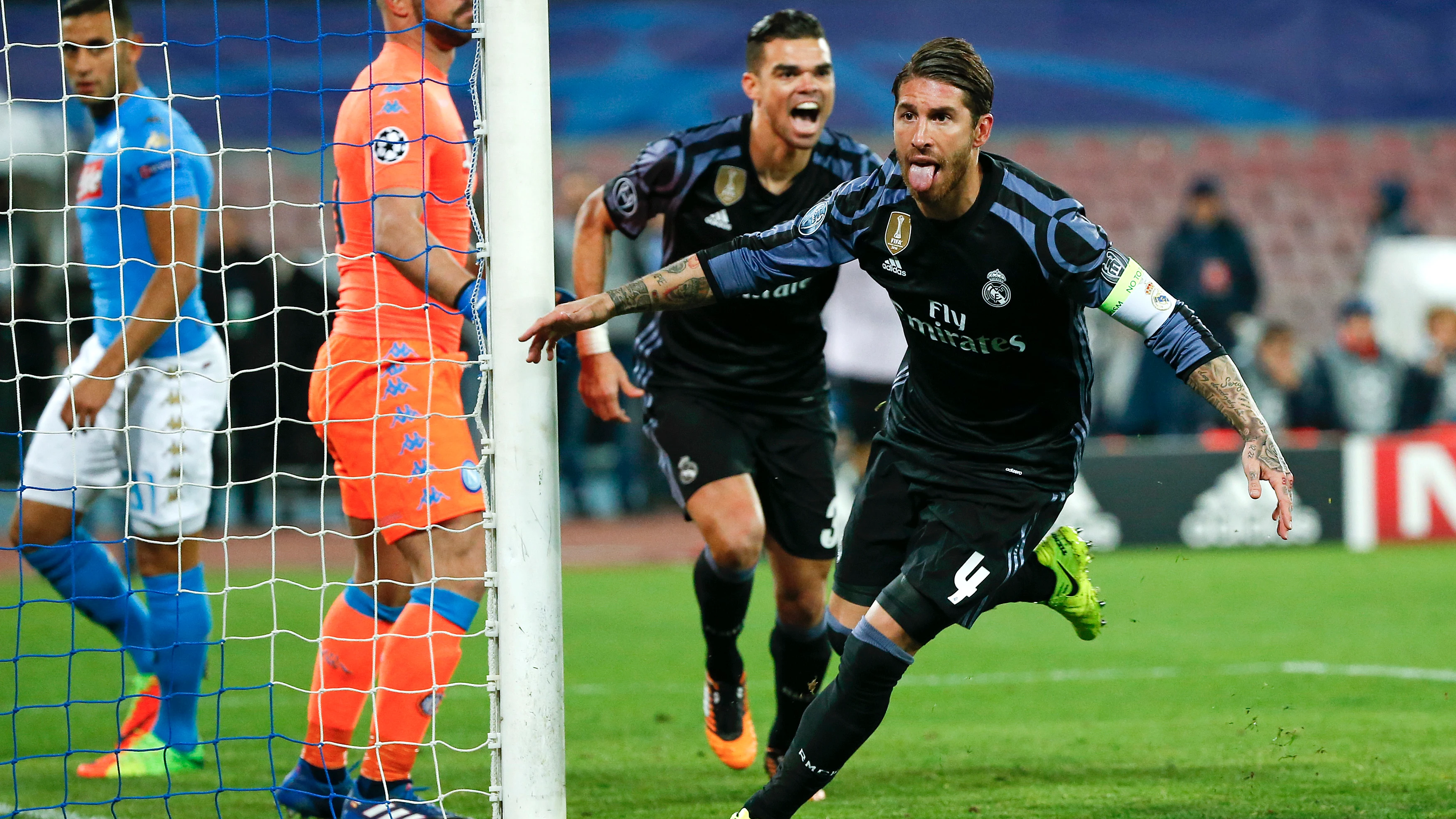 Sergio Ramos celebra su gol al Nápoles