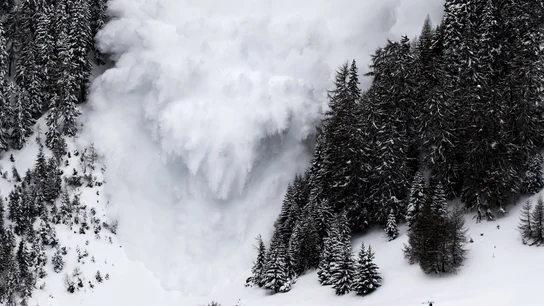 Imagen de archivo de una avalancha de nieve Imagen de archivo de una avalancha de nieve