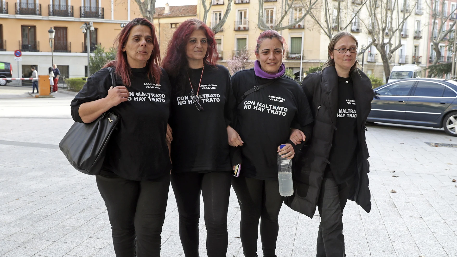 Varias de las mujeres en huelga de hambre en la madrileña Puerta del Sol