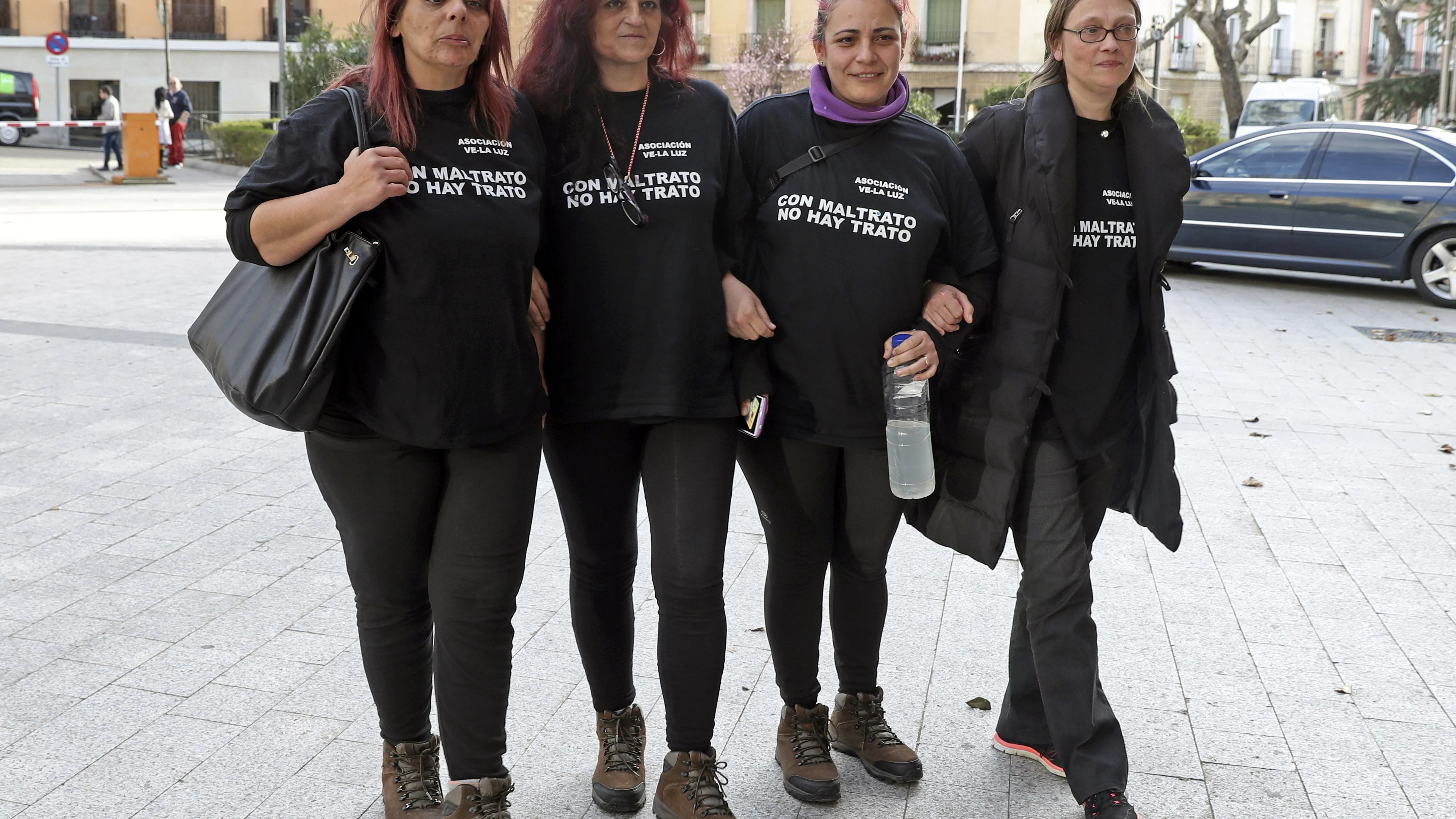 Varias de las mujeres en huelga de hambre en la madrileña Puerta del Sol