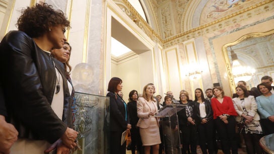 Diputadas del PP, el PSOE y C's han celebrado en el Congreso el D&iacute;a de la Mujer con un homenaje a Clara Campoamor