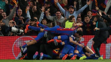 Los jugadores del Barcelona celebran la histórica remontada al PSG