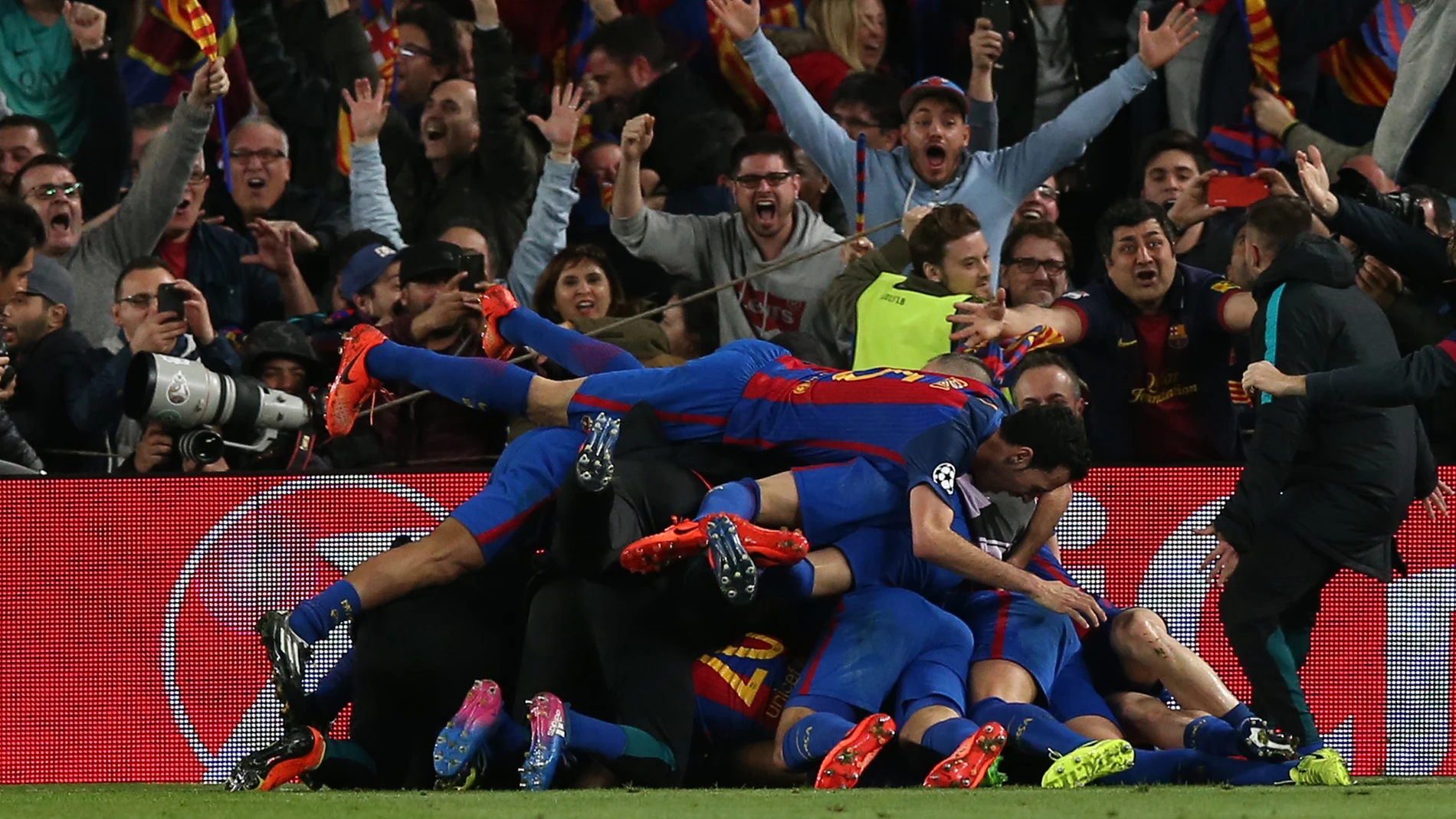 Los jugadores del Barcelona celebran la histórica remontada al PSG