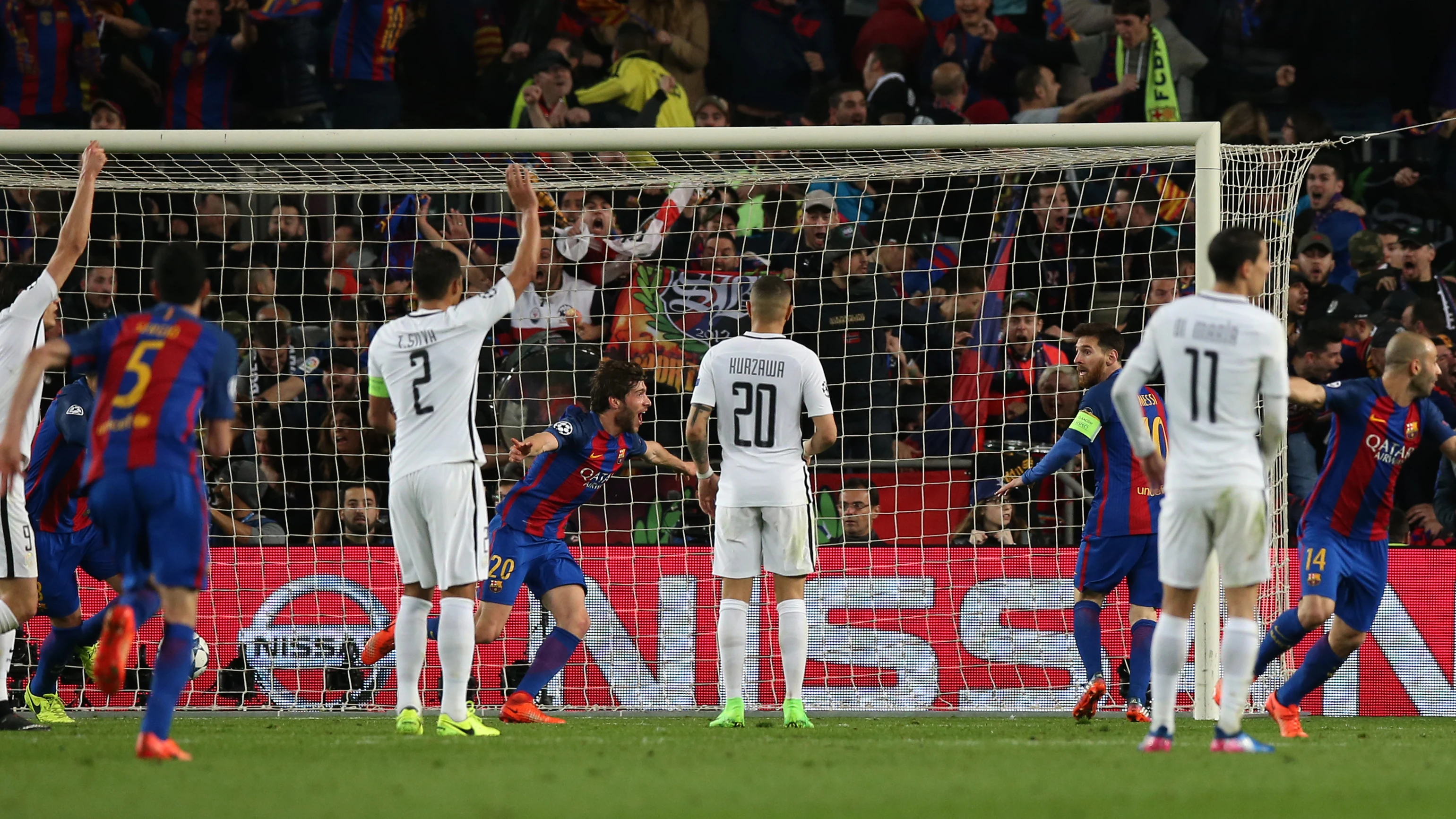 Sergi Roberto celebra el gol que clasifica al Barcelona en cuartos de la Champions League Sergi Roberto celebra el gol que clasifica al Barcelona en cuartos de la Champions League