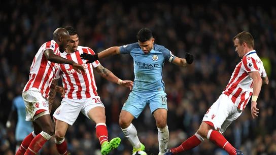 Kun Agüero entre varios jugadores del Stoke City Kun Agüero entre varios jugadores del Stoke City