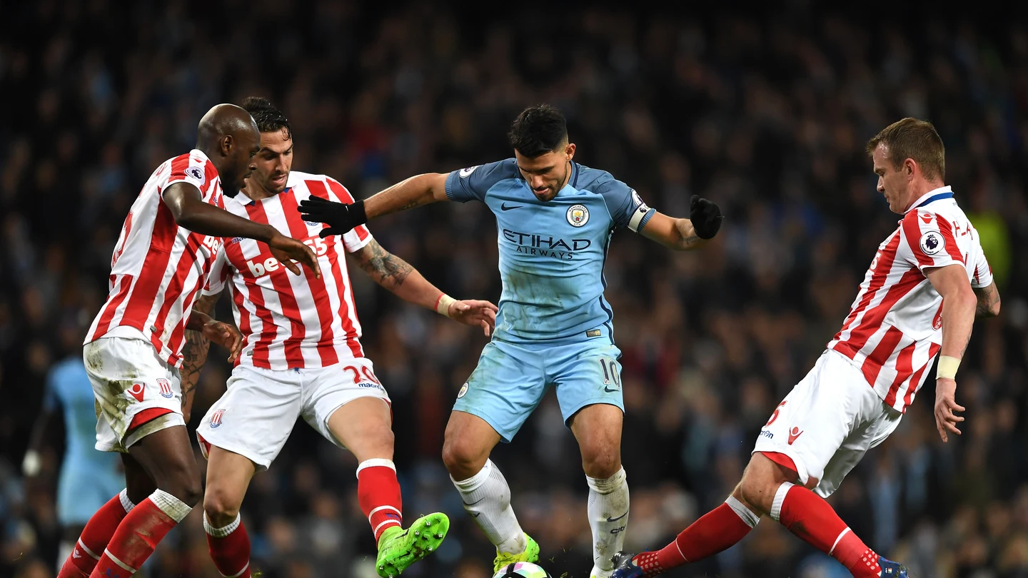 Kun Agüero entre varios jugadores del Stoke City Kun Agüero entre varios jugadores del Stoke City