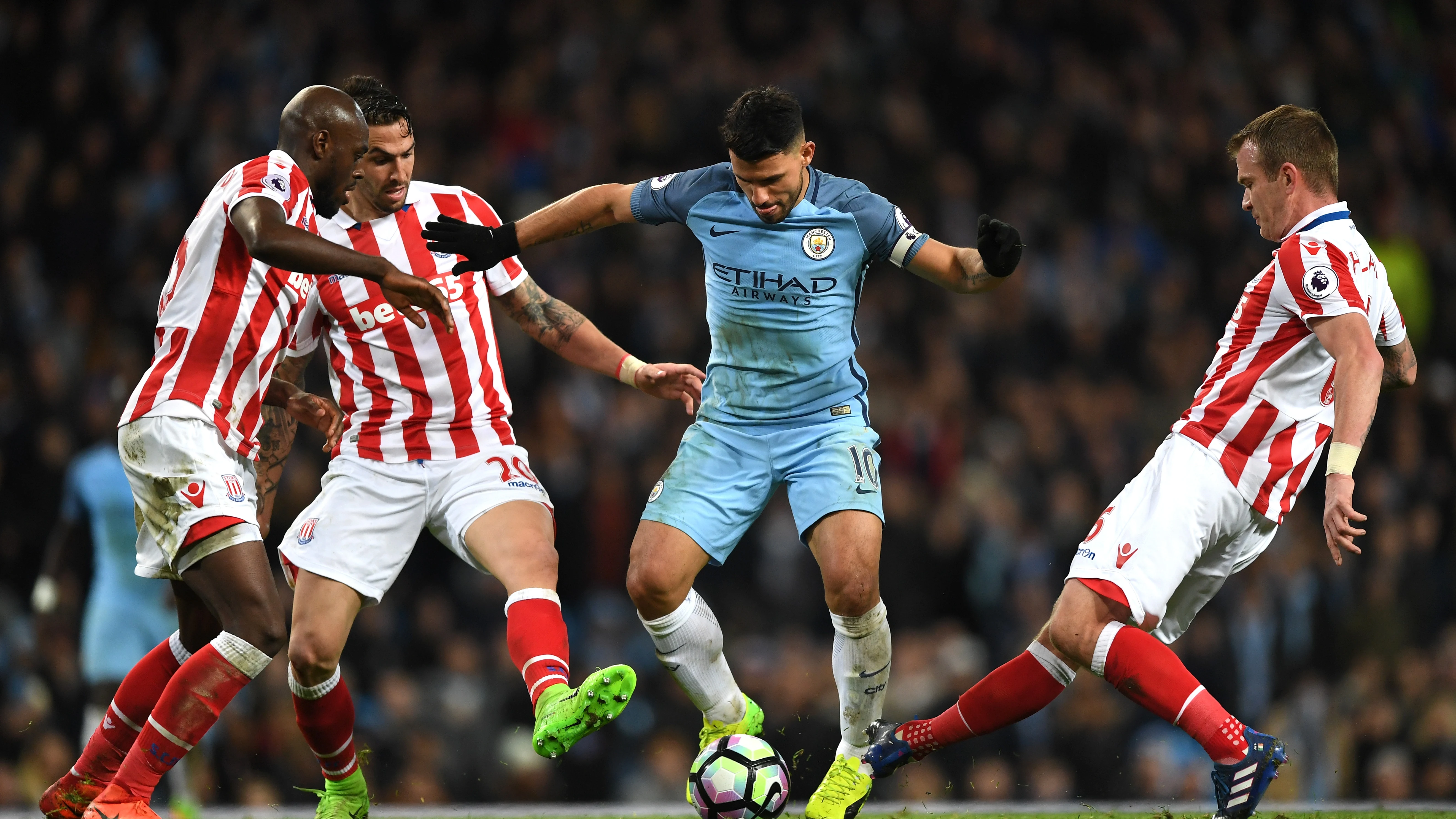 Kun Agüero entre varios jugadores del Stoke City Kun Agüero entre varios jugadores del Stoke City
