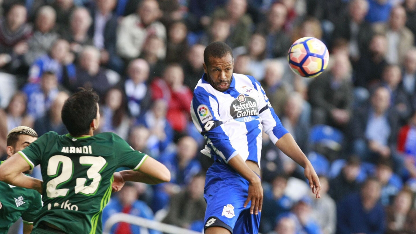 Sidnei disputa un bal&oacute;n a&eacute;reo ante Mandi