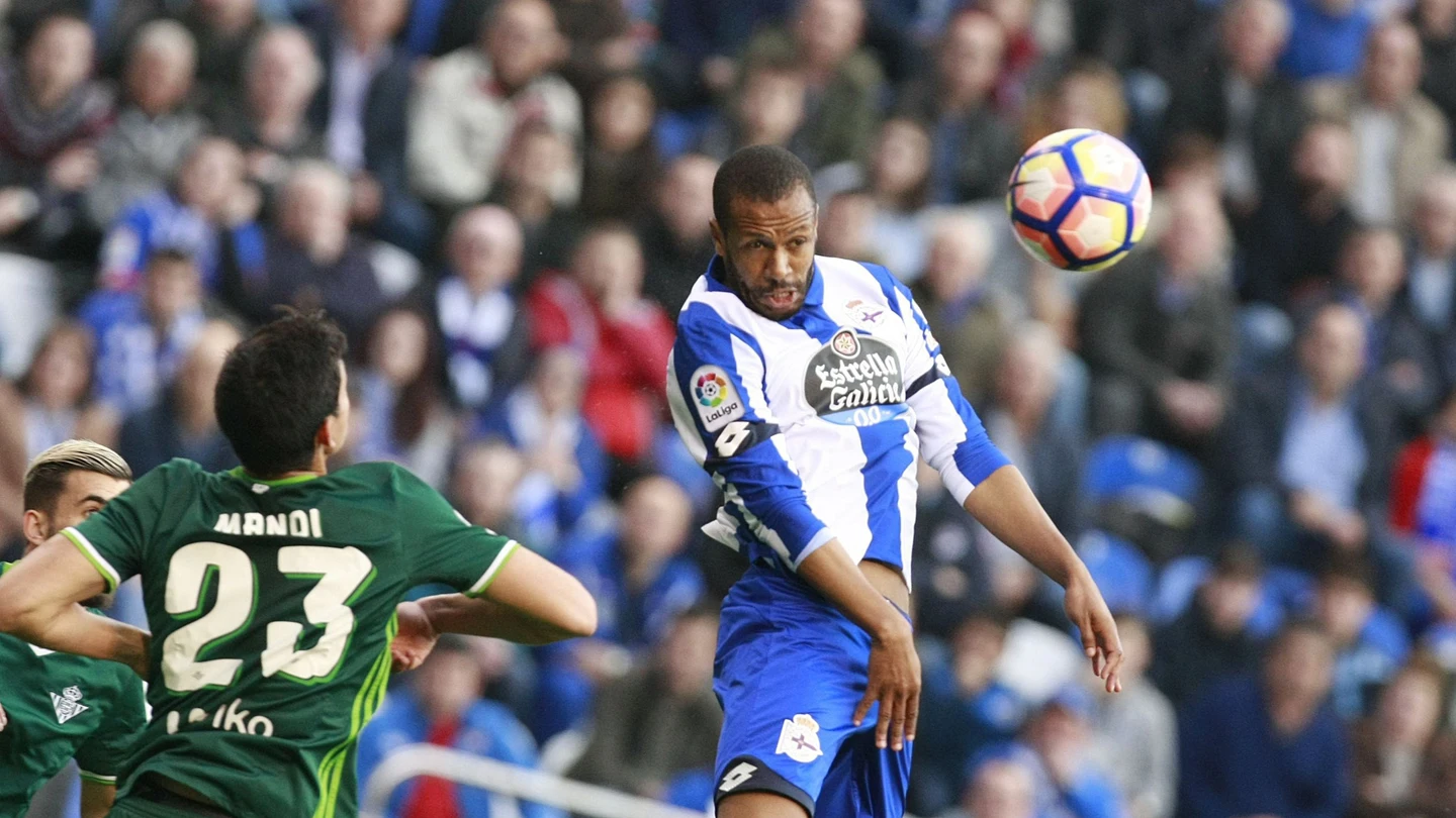 Sidnei disputa un balón aéreo ante Mandi Sidnei disputa un balón aéreo ante Mandi