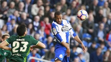 Sidnei disputa un balón aéreo ante Mandi