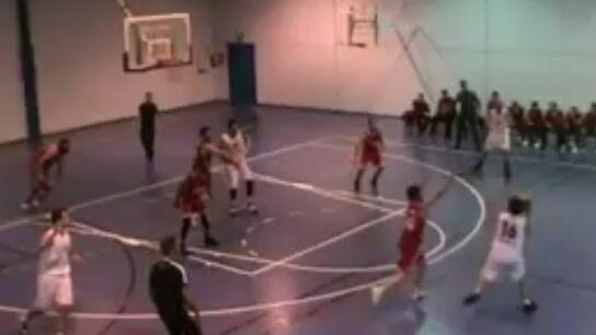 El hermano de Llull, antes de lanzar una 'mandarina'