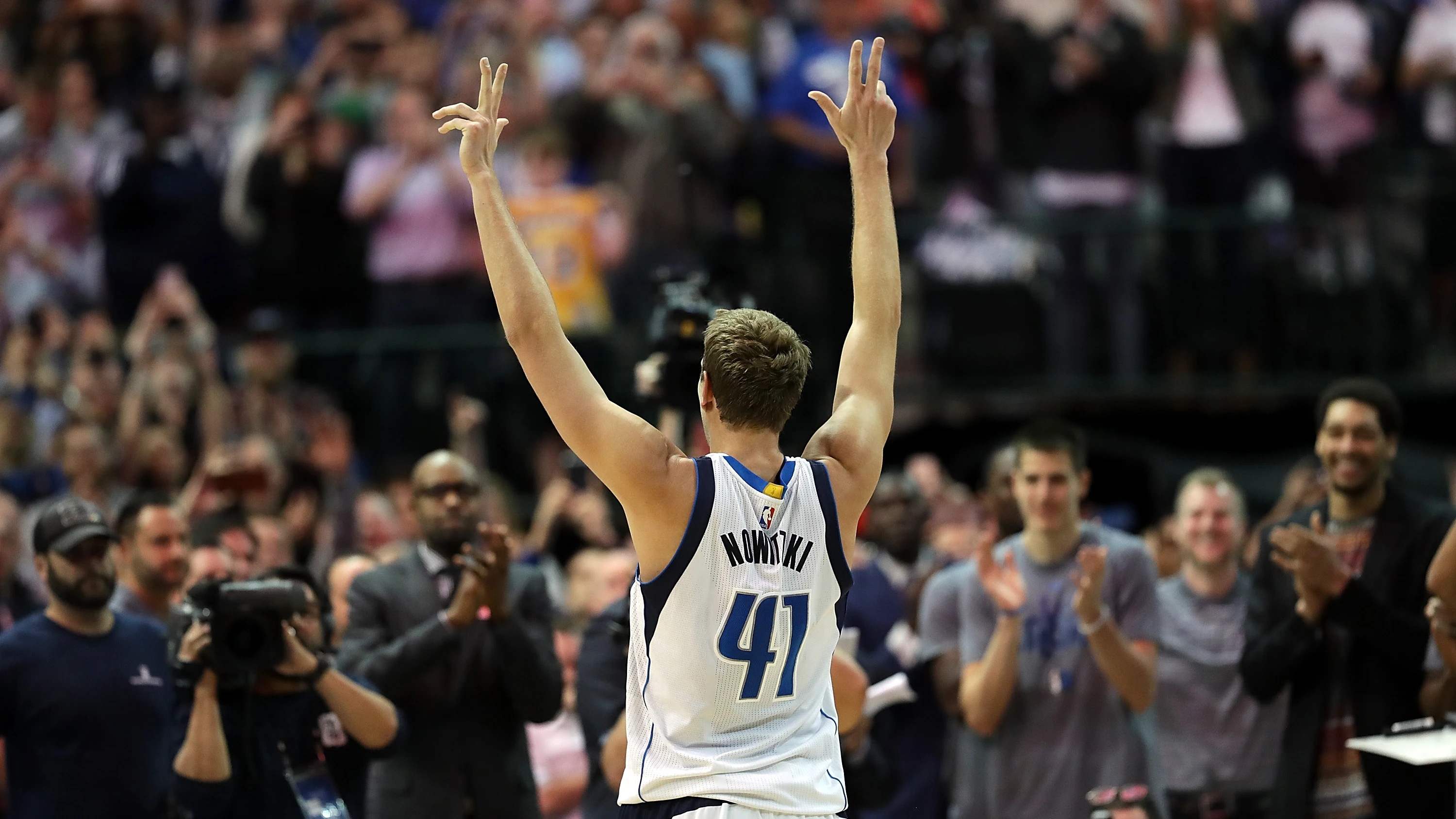 Dirk Nowitzki celebra su punto número 30.000 en la NBA