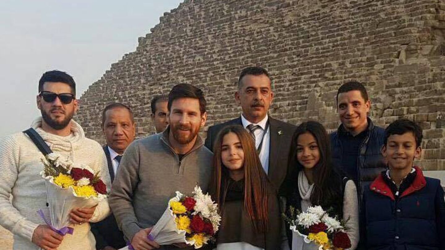 Leo Messi durante su visita a las pir&aacute;mides egipcias