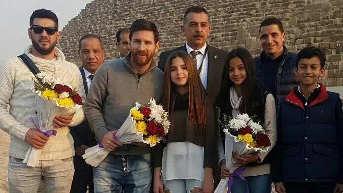 Leo Messi durante su visita a las pirámides egipcias Leo Messi durante su visita a las pirámides egipcias