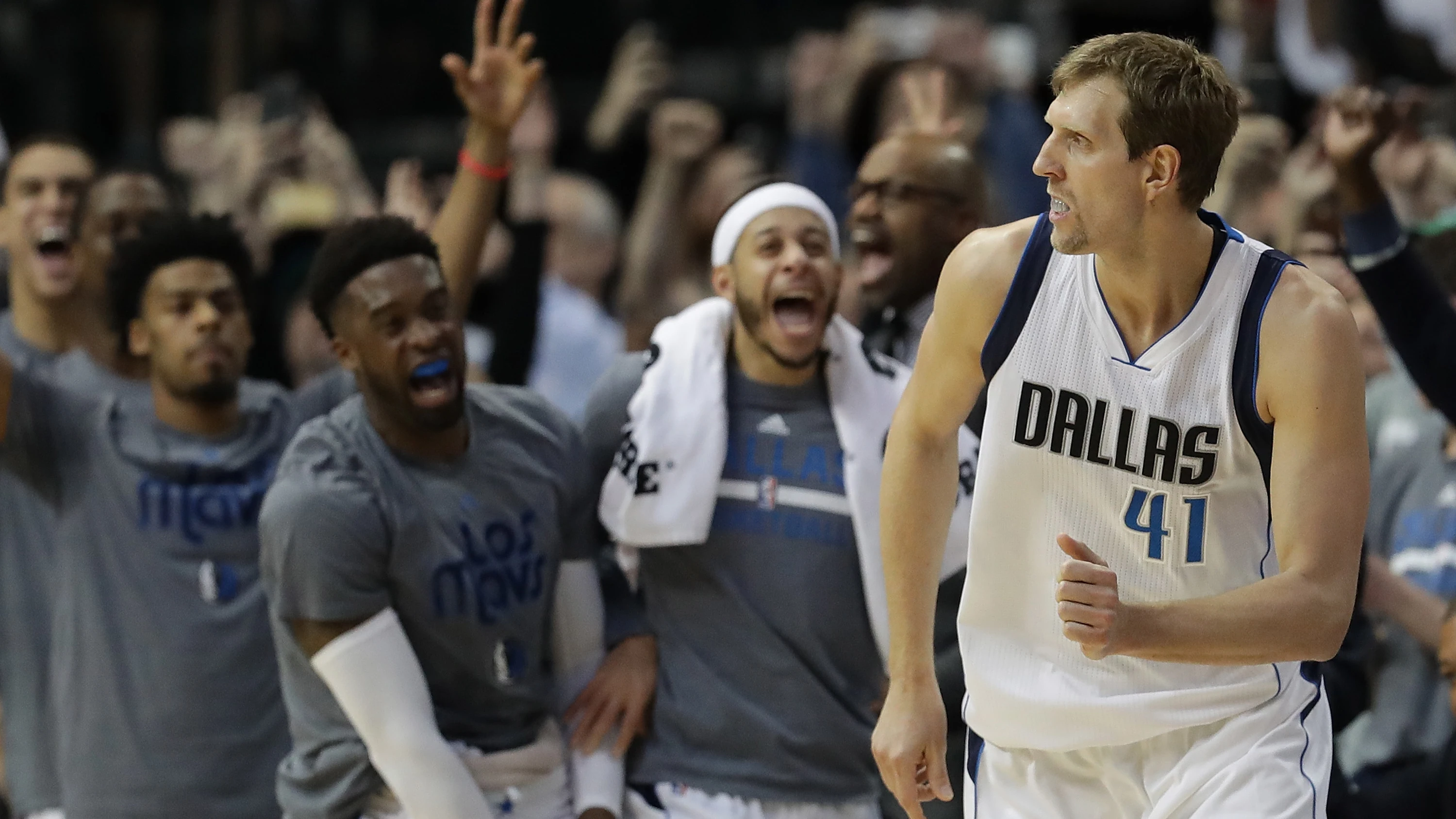 Los jugadores de los Mavericks celebran los 30.000 puntos de Dirk Nowitzki