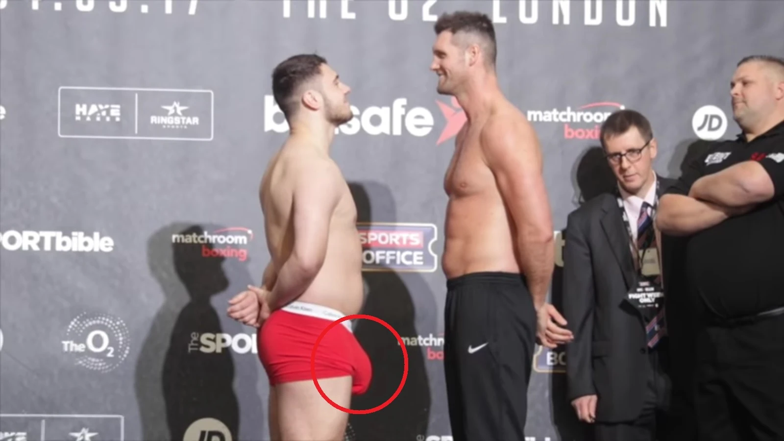 Pesaje surrealista por el relleno de un boxeador Pesaje surrealista por el relleno de un boxeador