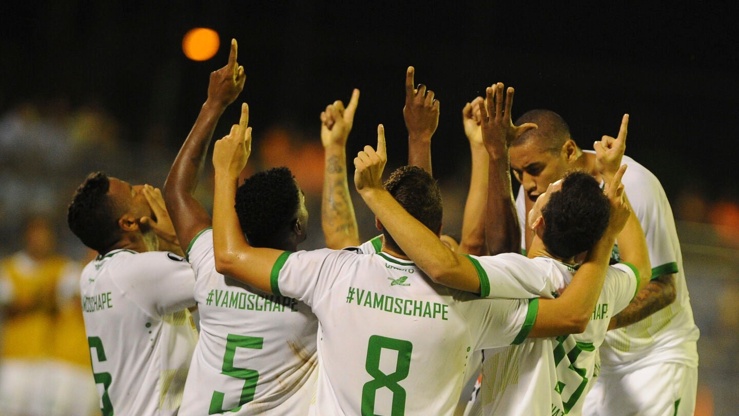 Los jugadores del Chapecoense dedican el gol a sus compa&ntilde;eros fallecidos en el accidente a&eacute;reo