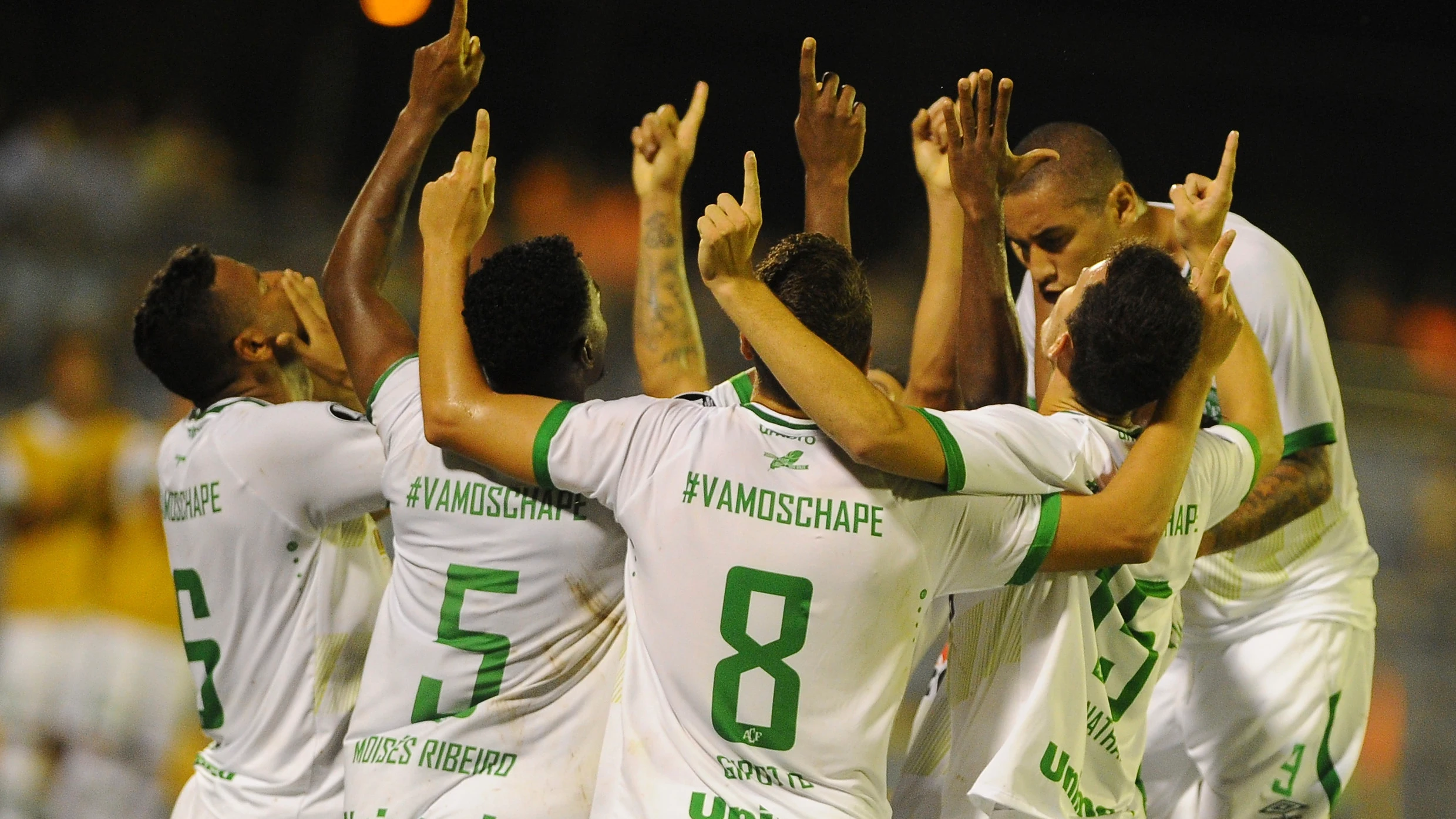 Los jugadores del Chapecoense dedican el gol a sus compa&ntilde;eros fallecidos en el accidente a&eacute;reo