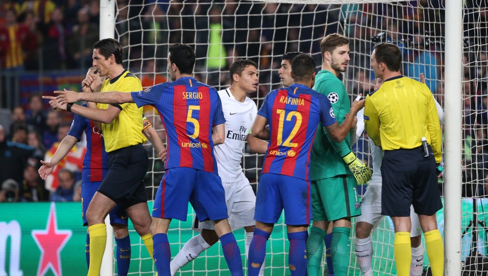 Deniz Aytekin señala el primer penalti a favor del Barcelona