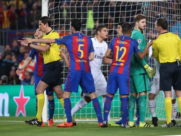 Deniz Aytekin señala el primer penalti a favor del Barcelona Deniz Aytekin señala el primer penalti a favor del Barcelona