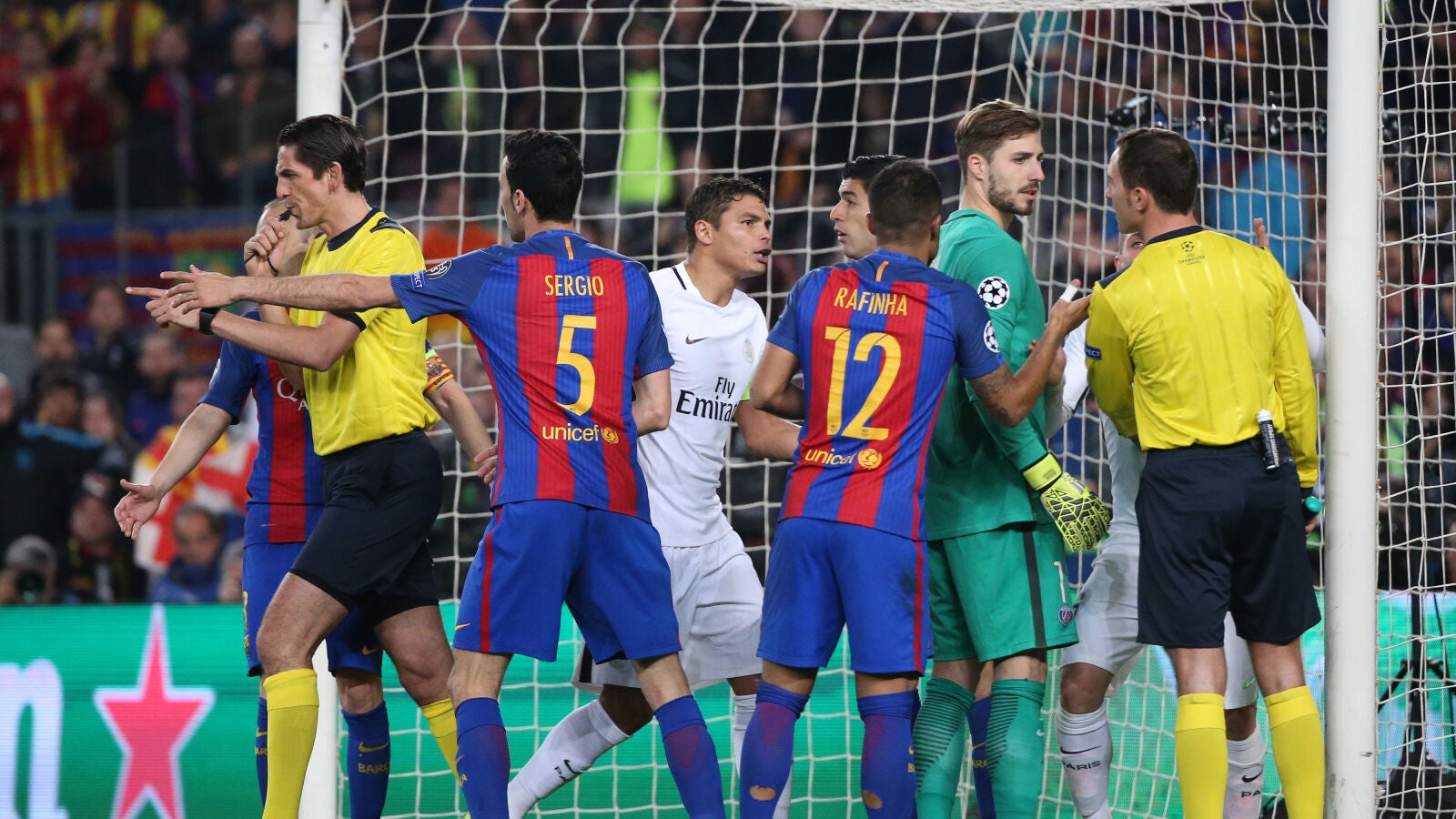 Deniz Aytekin se&ntilde;ala el primer penalti a favor del Barcelona