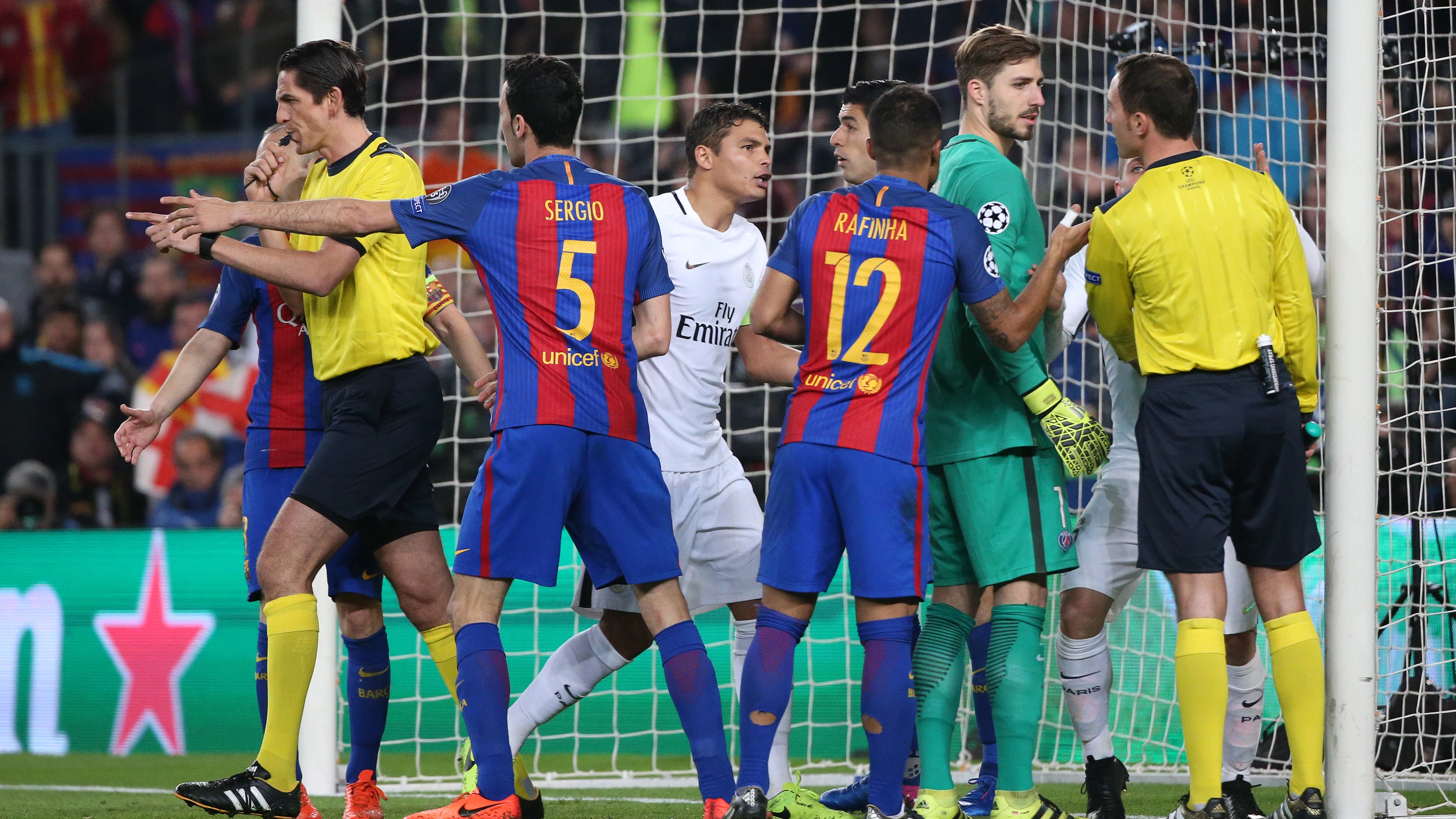 Deniz Aytekin señala el primer penalti a favor del Barcelona