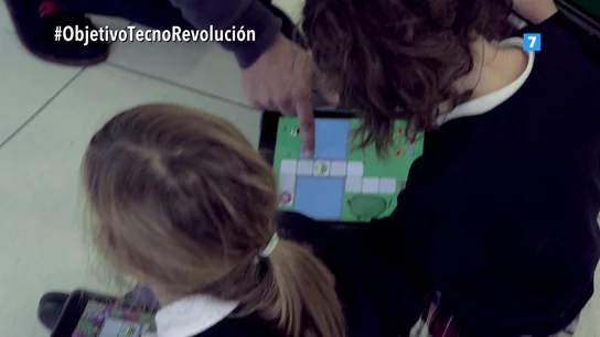 Niñas con una tablet Niñas con una tablet