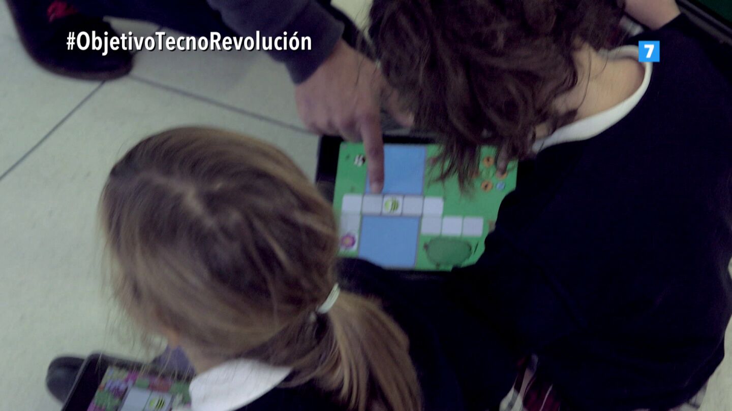 Ni&ntilde;as con una tablet