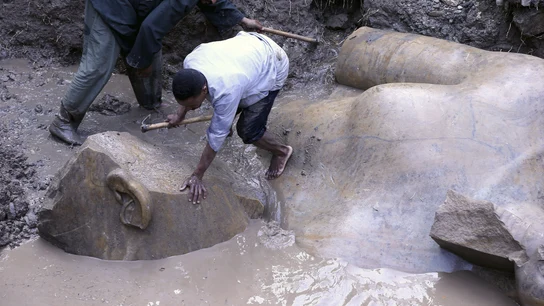 Expertos descubren un coloso que podría pertenecer a Ramsés II Descubren estatua de 8 metros en Egipto