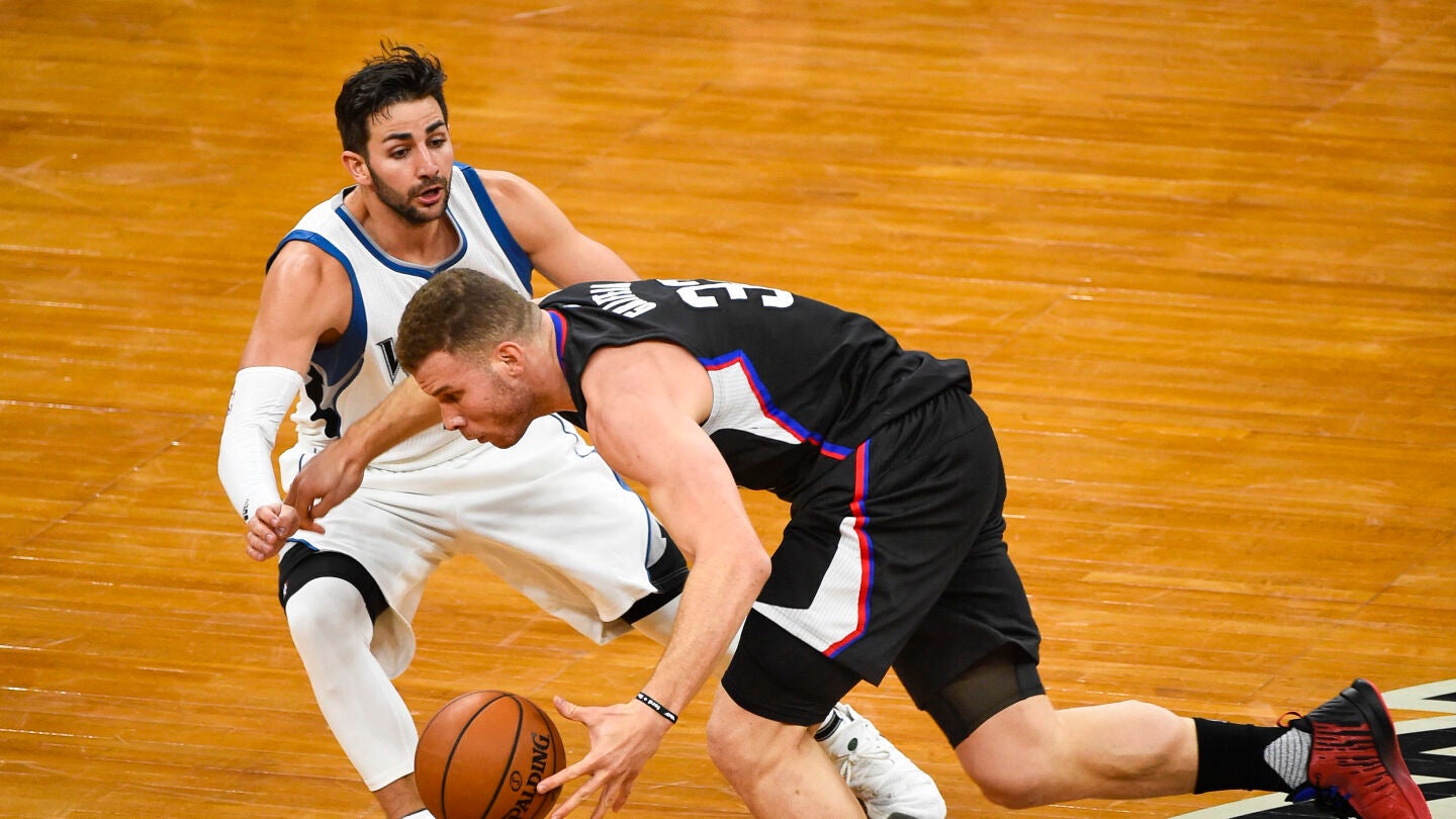 Ricky Rubio intenta robarle el bal&oacute;n a Blake Griffin