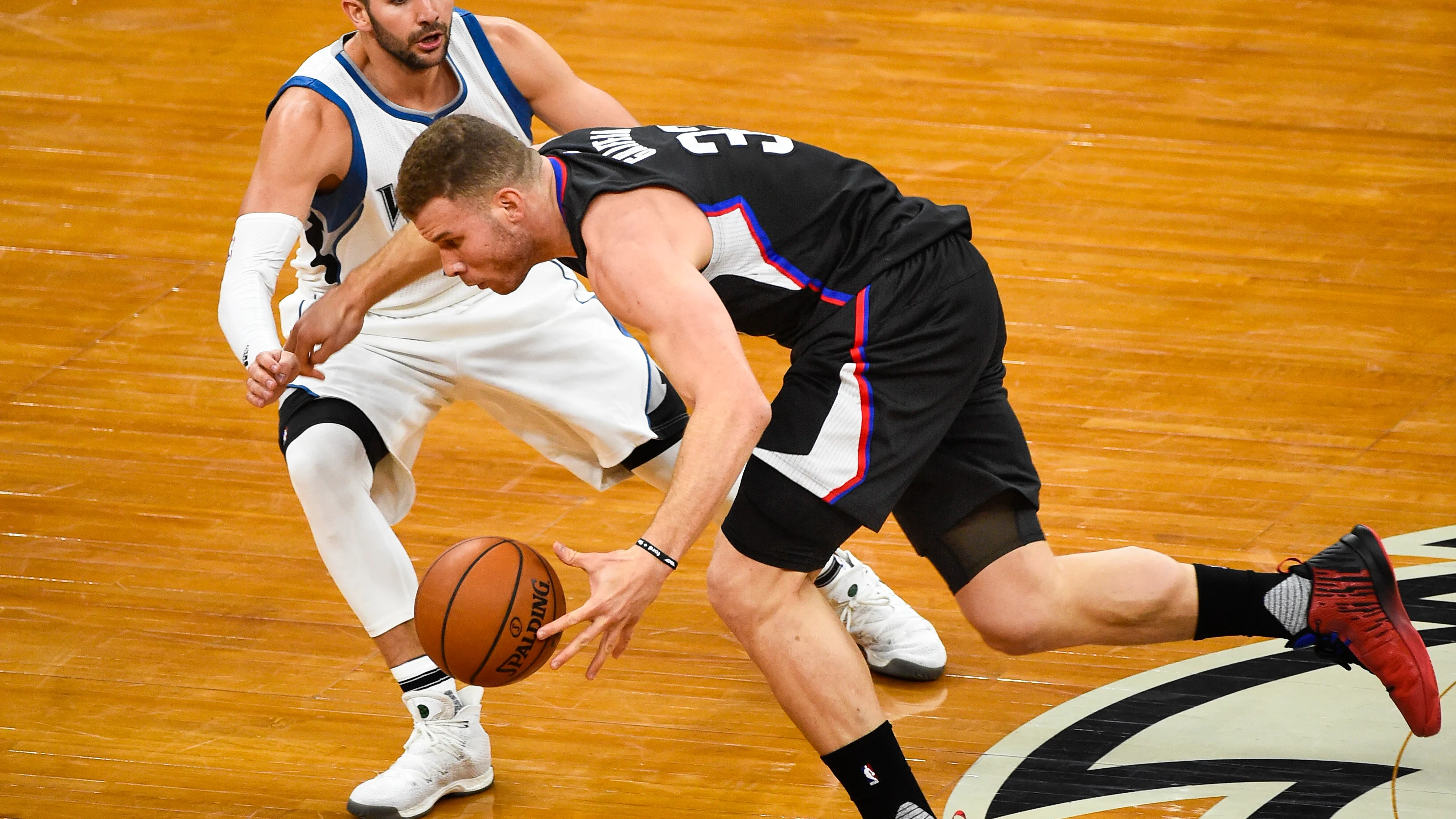 Ricky Rubio intenta robarle el balón a Blake Griffin