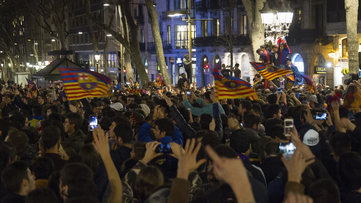 Miles de aficionados del Barcelona, en Canaletas Miles de aficionados del Barcelona, en Canaletas