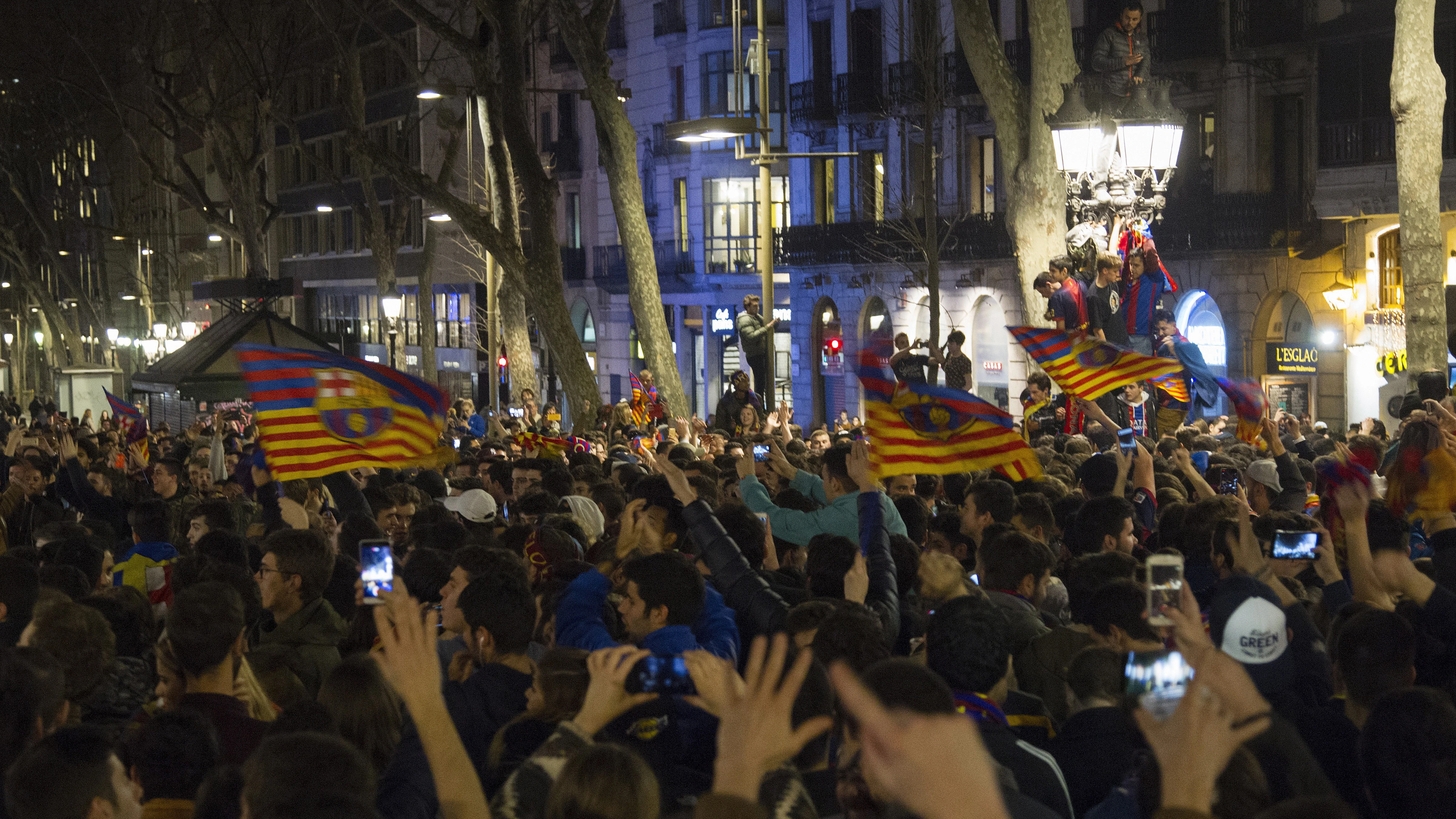 Miles de aficionados del Barcelona, en Canaletas