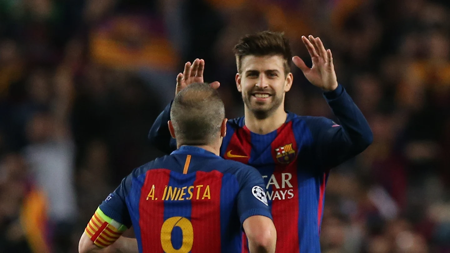 Piqué celebra con Iniesta la victoria sobre el PSG Piqué celebra con Iniesta la victoria sobre el PSG