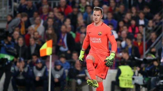 Ter Stegen da un pase en el duelo ante el PSG