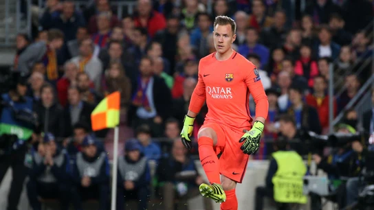 Ter Stegen da un pase en el duelo ante el PSG Ter Stegen da un pase en el duelo ante el PSG