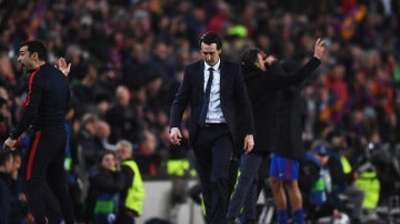 Unai Emery se lamenta tras un gol del Barcelona