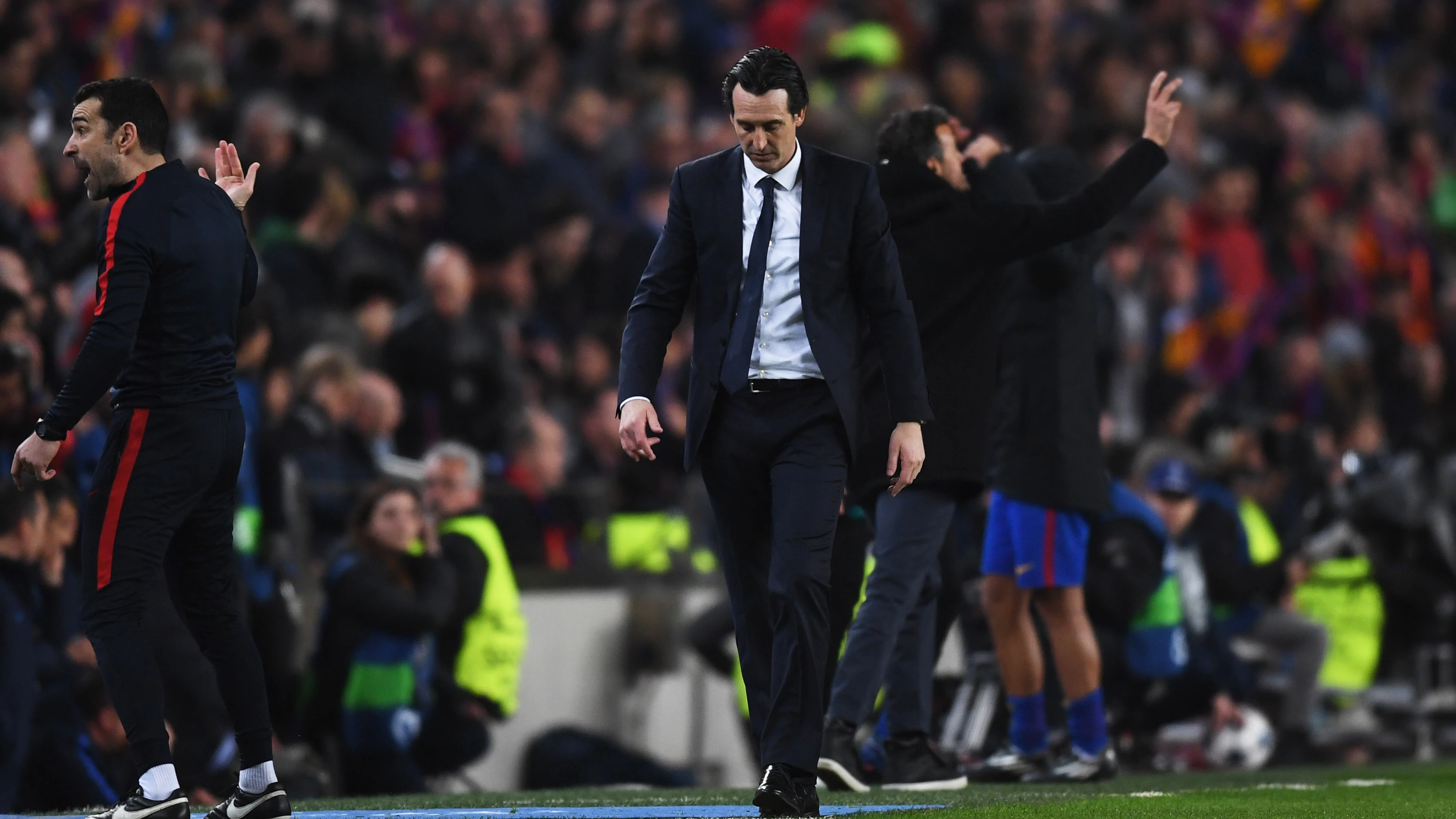 Unai Emery se lamenta tras un gol del Barcelona