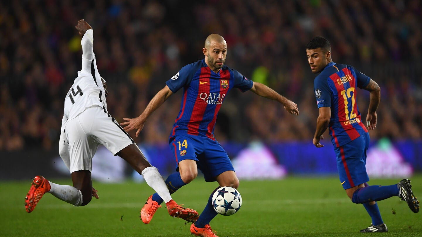 Mascherano, intentando zafarse de la defensa del PSG
