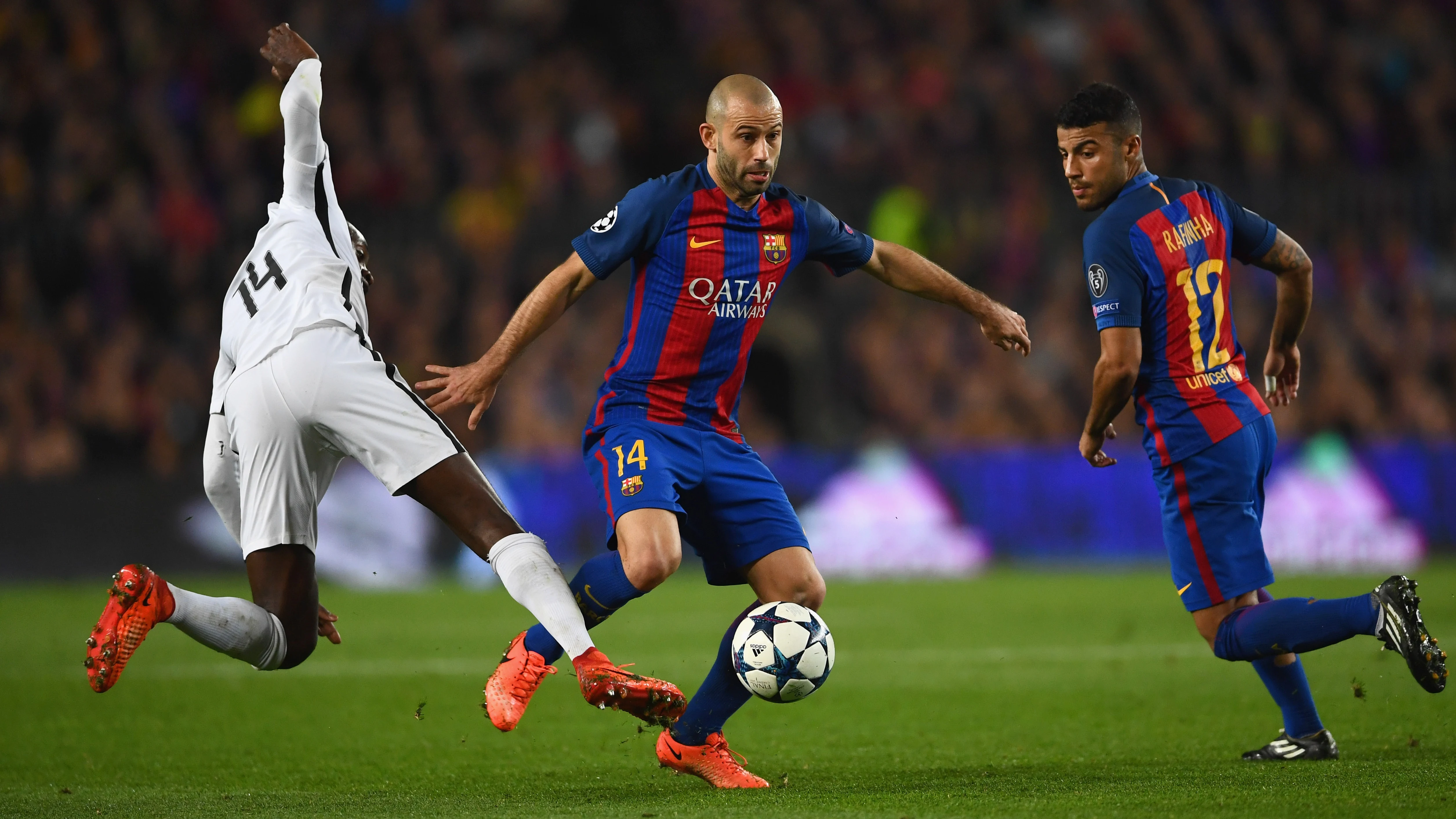 Mascherano, intentando zafarse de la defensa del PSG Mascherano, intentando zafarse de la defensa del PSG
