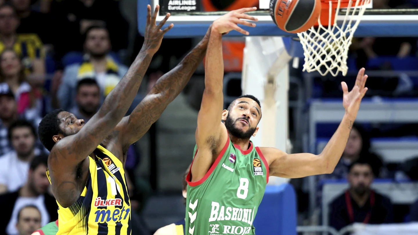 Adam Hanga trata de encestar ante Anthony Bennett Adam Hanga trata de encestar ante Anthony Bennett