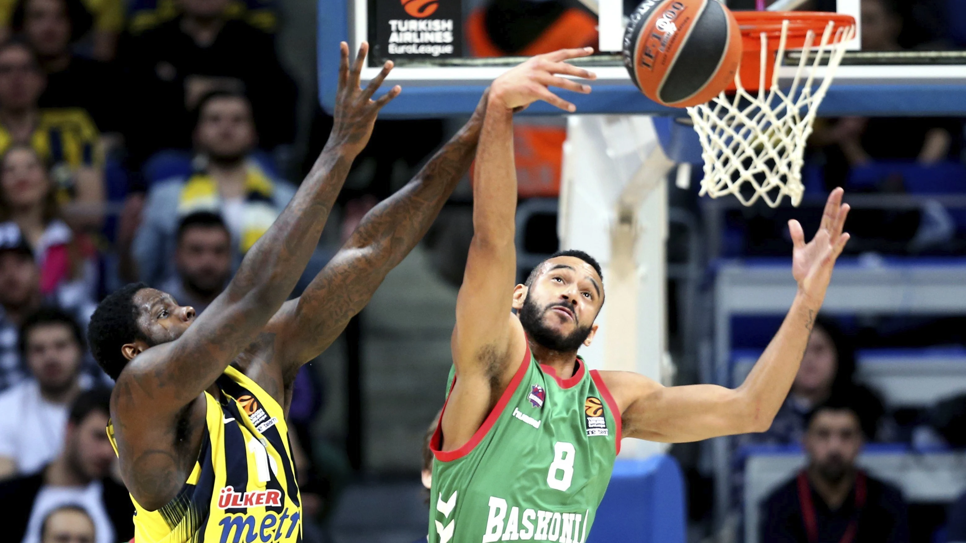  Adam Hanga trata de encestar ante Anthony Bennett