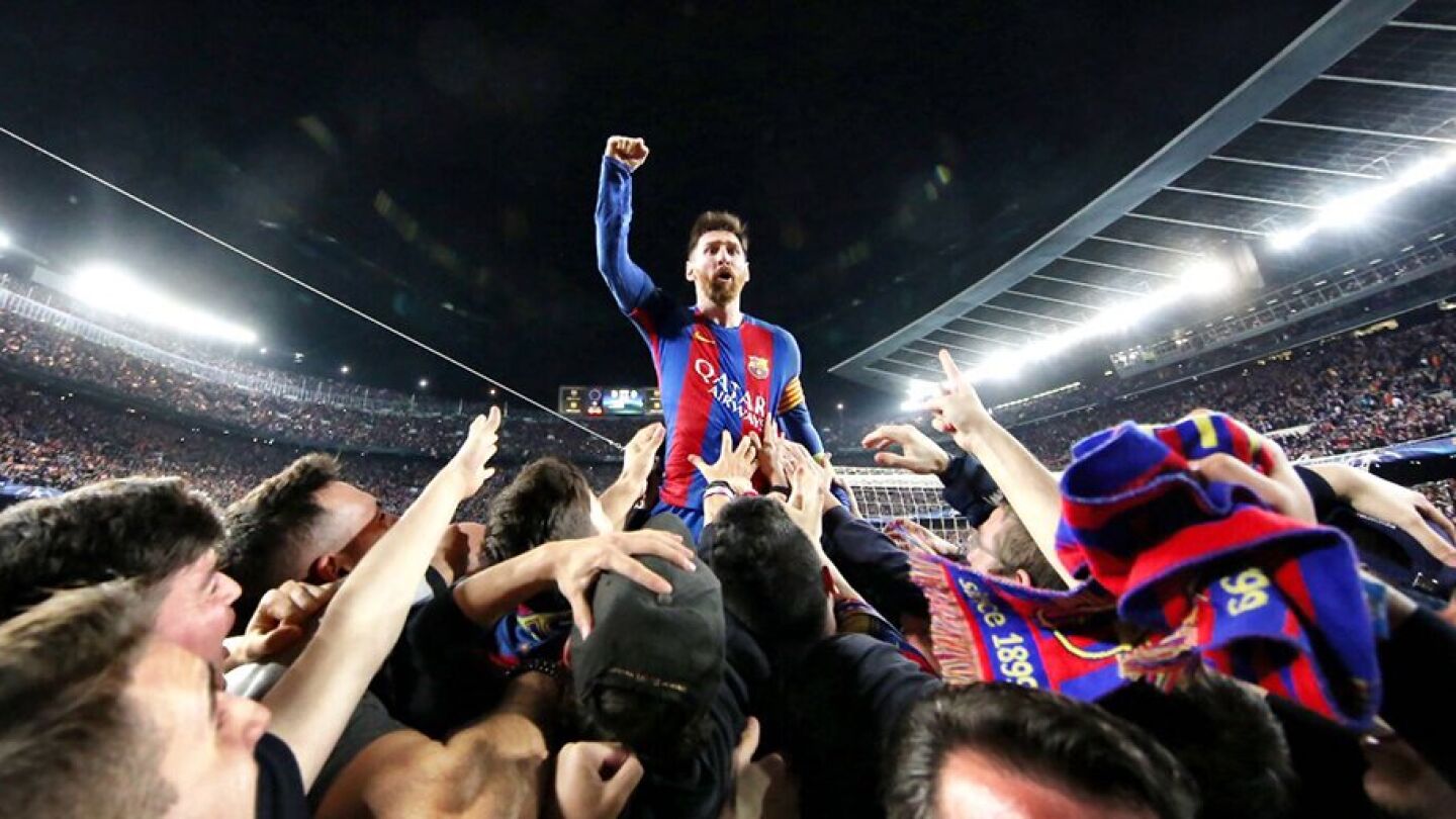 Leo Messi, a hombros de sus compa&ntilde;eros y ovacionado por el Camp Nou