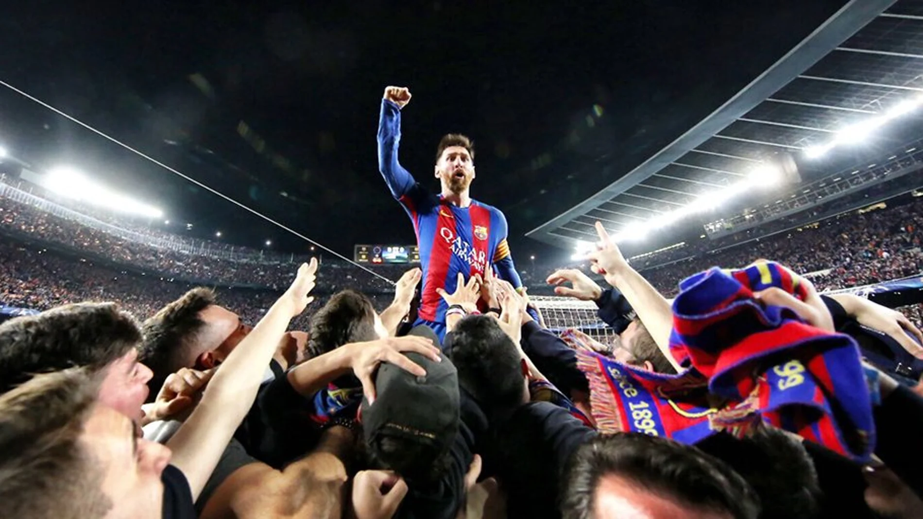 Leo Messi, a hombros de sus compañeros y ovacionado por el Camp Nou