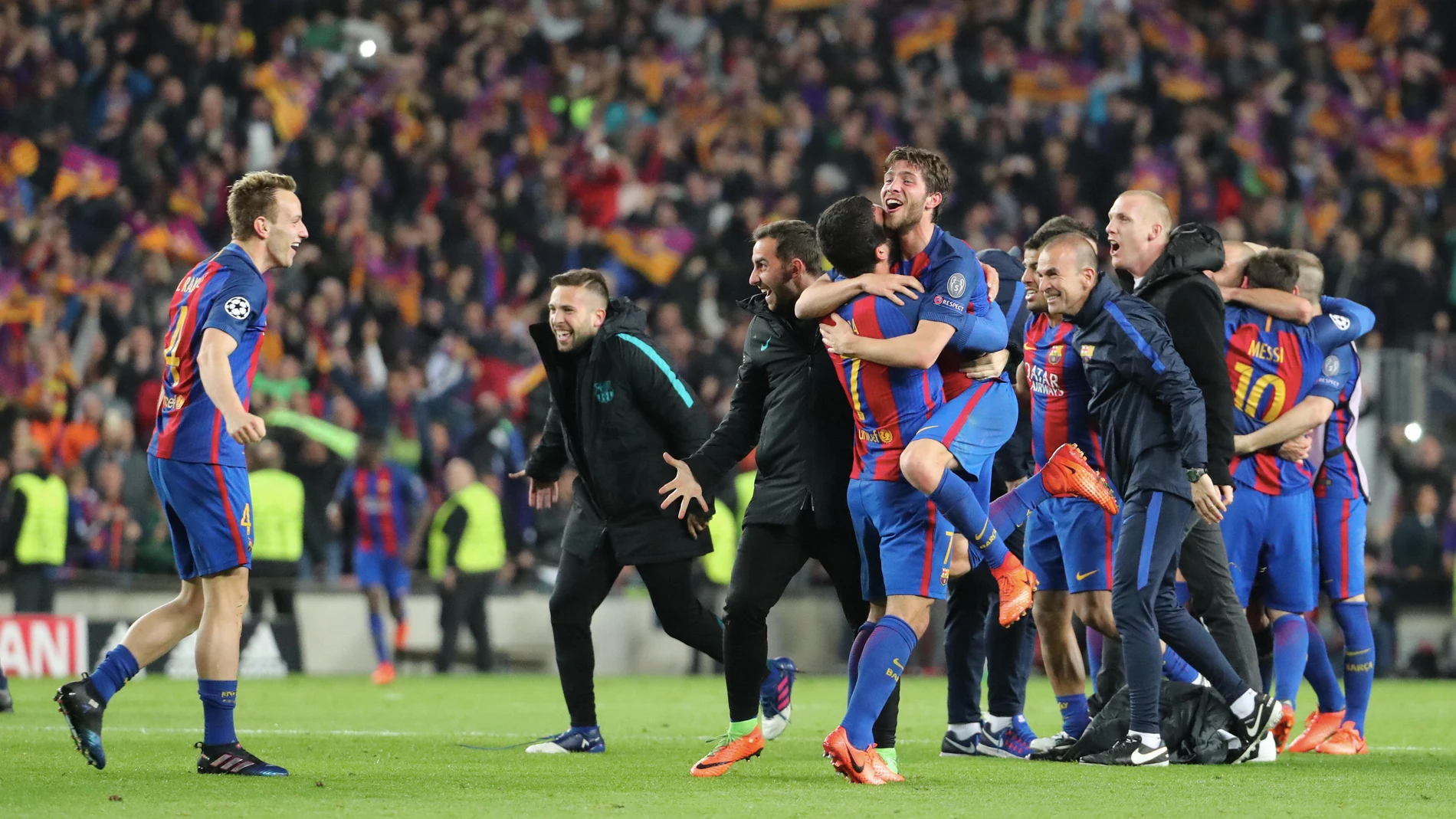 Los jugadores del Barcelona celebran el pase a cuartos ante el delirio del Camp Nou