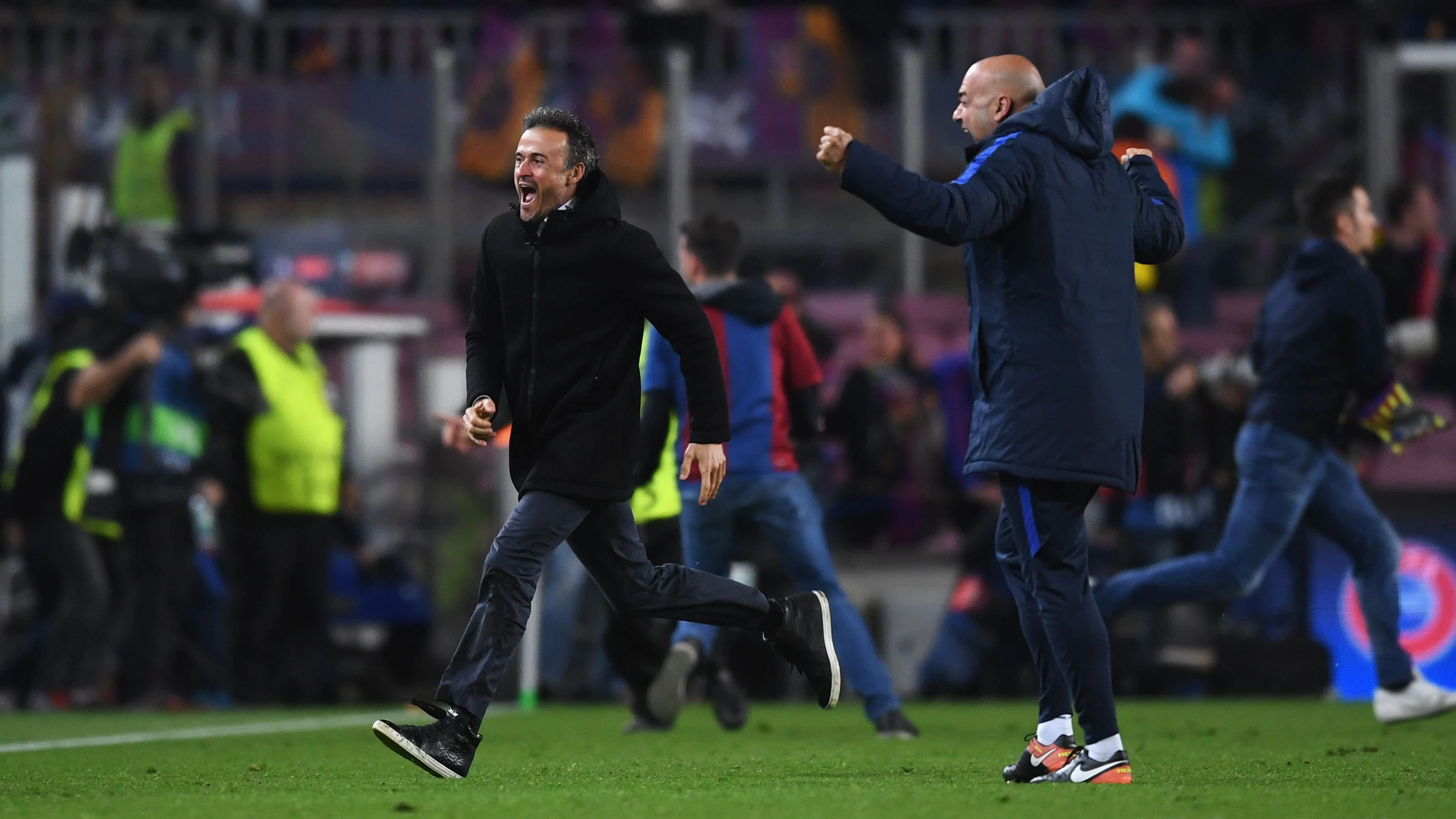 Luis Enrique, eufórico en el Camp Nou tras lograr el pase a cuartos