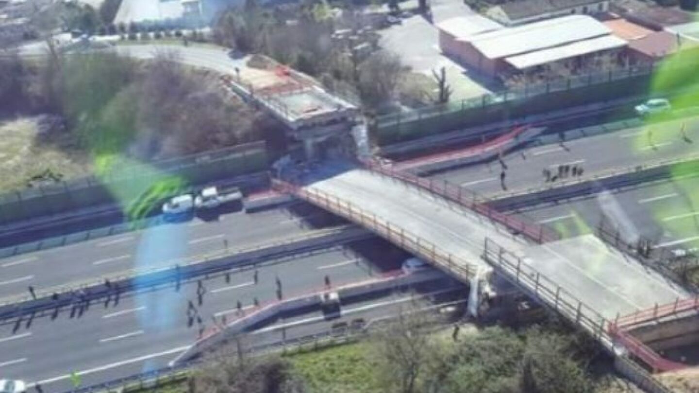 Derrumbe de un paso elevado en Italia